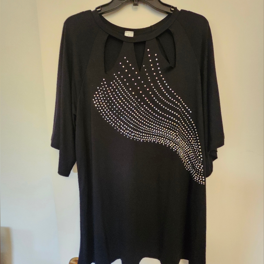 NWOT Liberty Wear Short Sleeve Top With Bling Silver & Gold Adornments. Size L